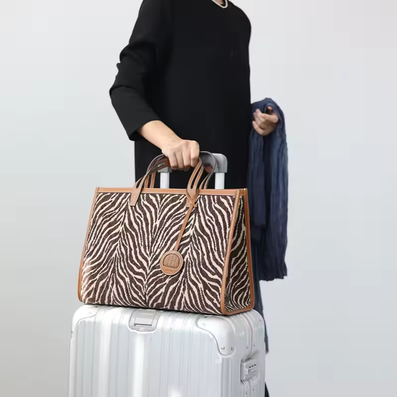 Luxury Tote Handbag – Large Capacity & Elegant Design