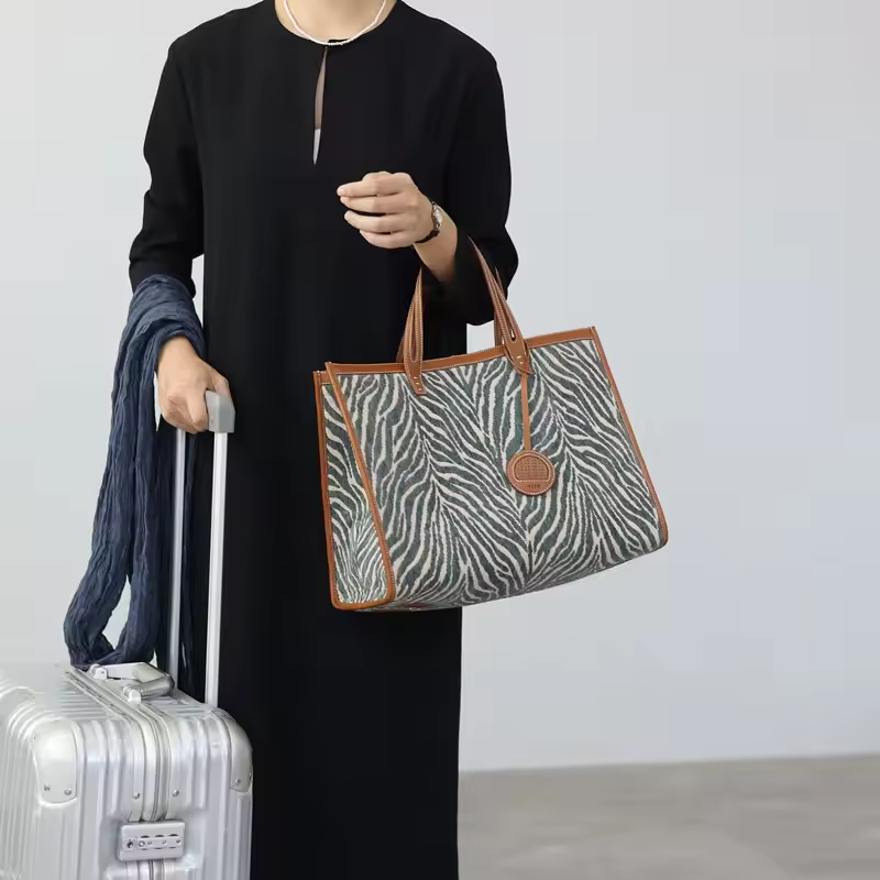 Luxury Tote Handbag – Large Capacity & Elegant Design